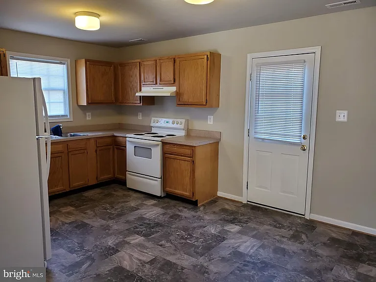 184 Aberdeen Dr — Photo 3