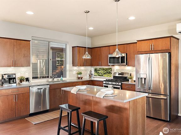 4th image of 347 Chelan Avenue NE