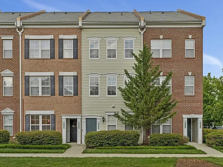 22773 Fountain Grove Sq — Photo 1