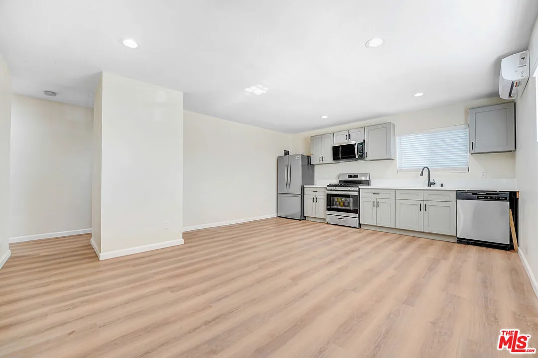 3 bed, 2.0 bath, 1084 sqft, $3,500 — Photo 2