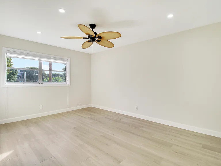 300 NE 26th Ave #112 — Photo 11