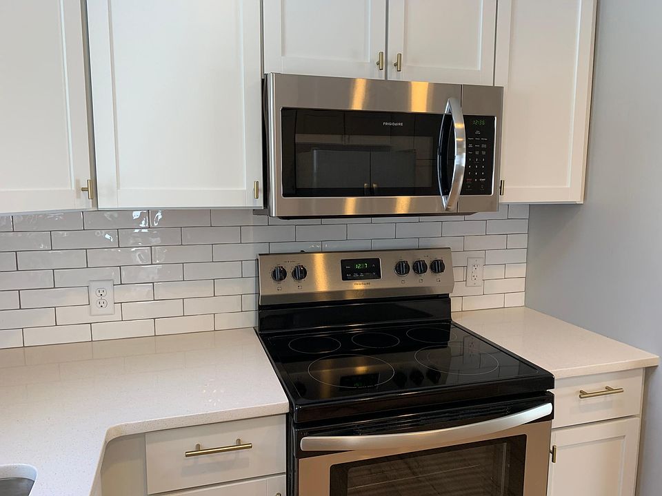 Stainless Steel Appliances & Quartz Countertops