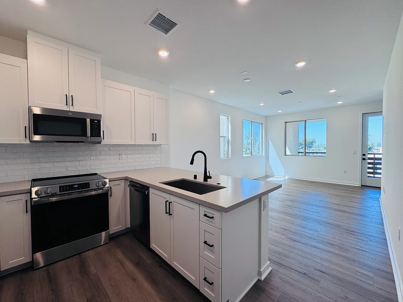 4 bed, 1729 sqft, $3,600 — Photo 3