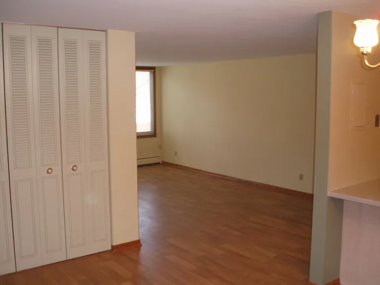 Oak Manor Apartments — Photo 8