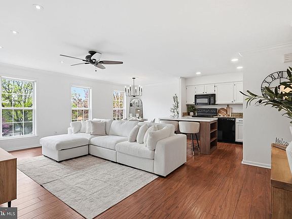 3rd image of 965 Roundhouse Ct