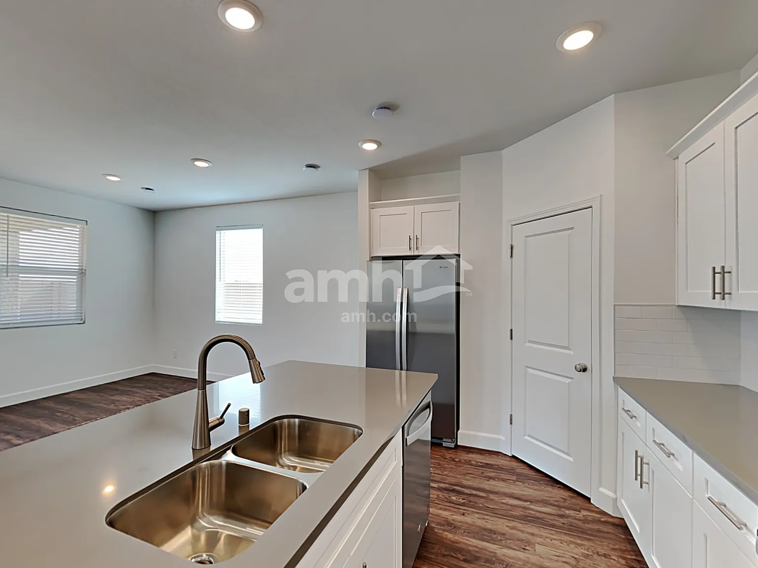 4 bed, 2.5 bath, 1996 sqft, $2,420 — Photo 3