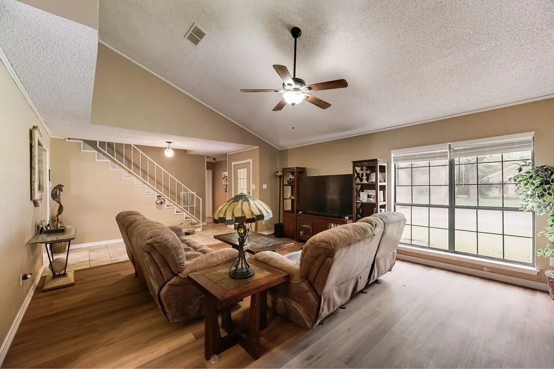 3 bed, 1837 sqft, $2,295 — Photo 4