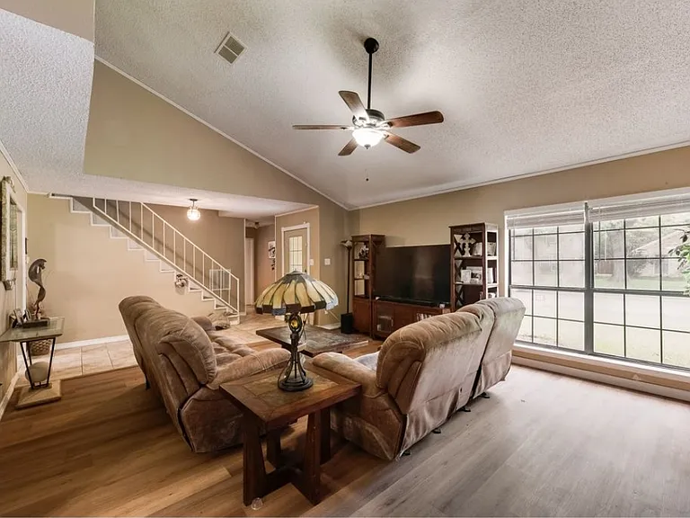 1018 Melissa Ln — Photo 4