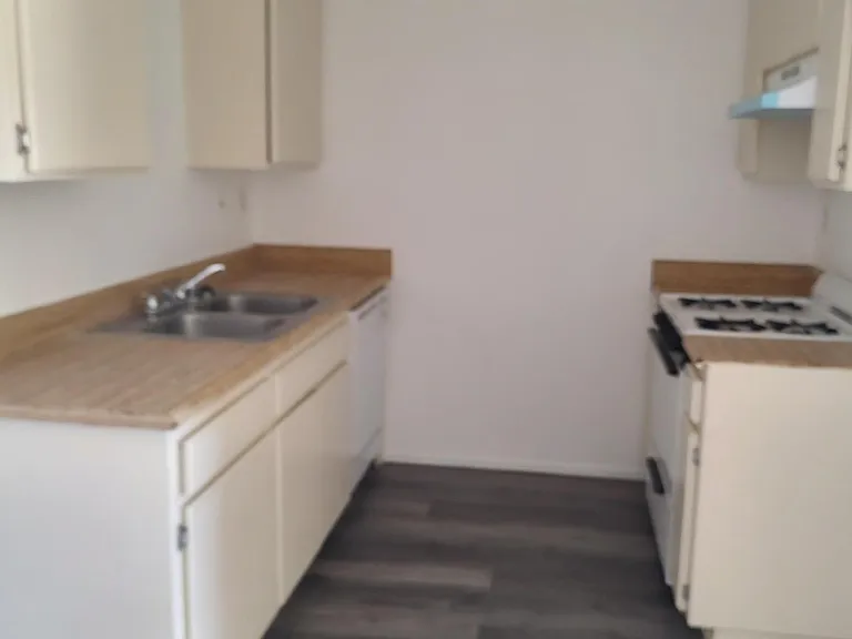 Broadway Apartments — Photo 2