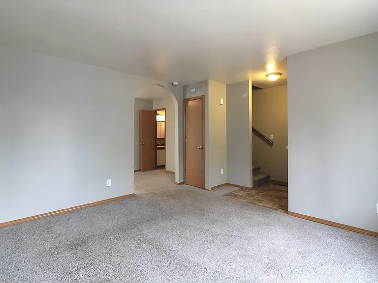 825 S Elm St — Photo 4
