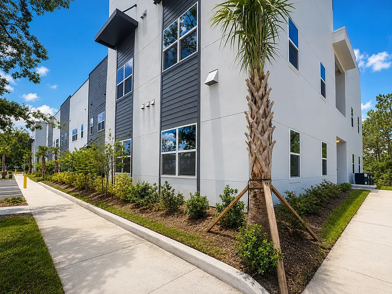 Las Palmas Apartments — Photo 10