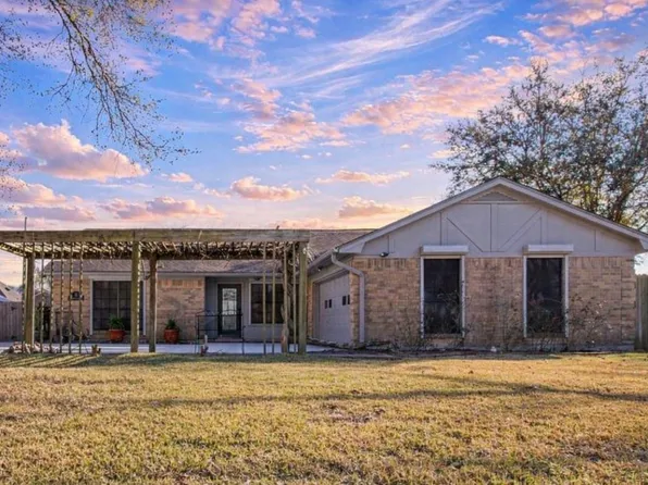 9 Colony Sq, Angleton, TX 77515