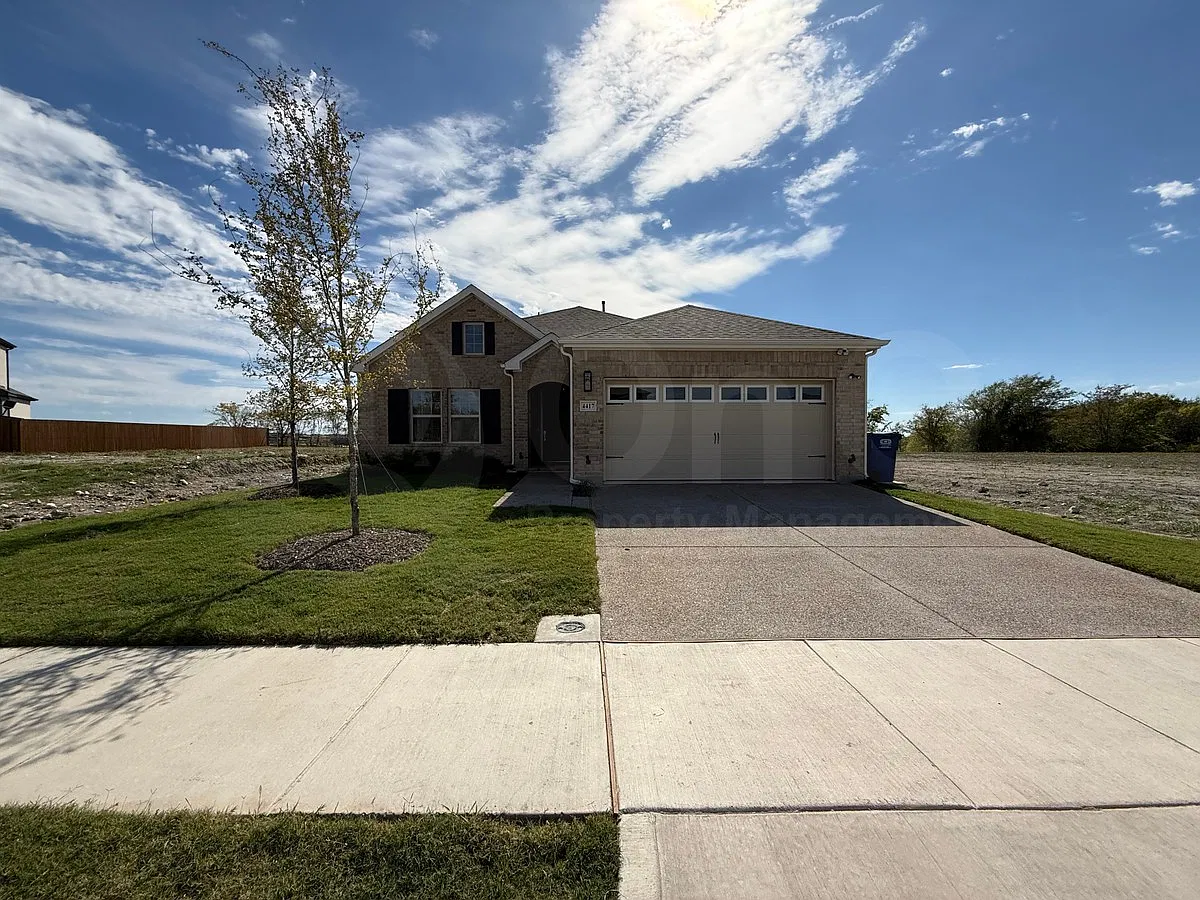 4 bed, 2.5 bath, 2056 sqft, $2,600 — Photo 1