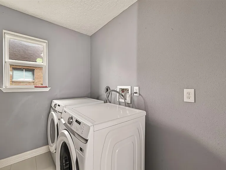 2130 Round Lake Dr — Photo 30