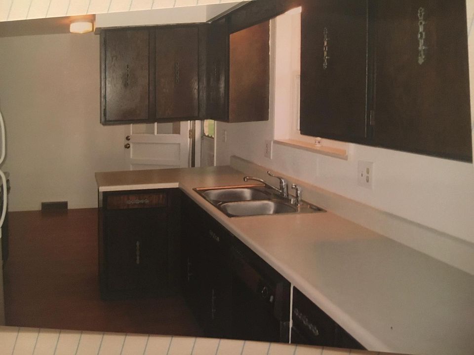 2nd image of 2050 S Oak St