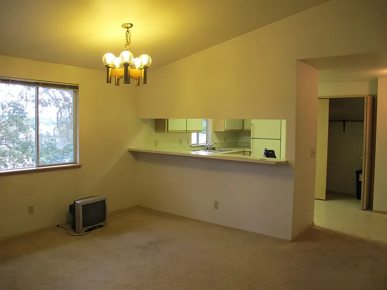 950 SE Ireland St — Photo 14