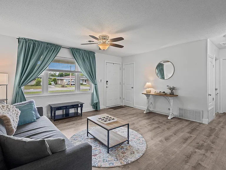 6130 Jasmine Rd — Photo 2