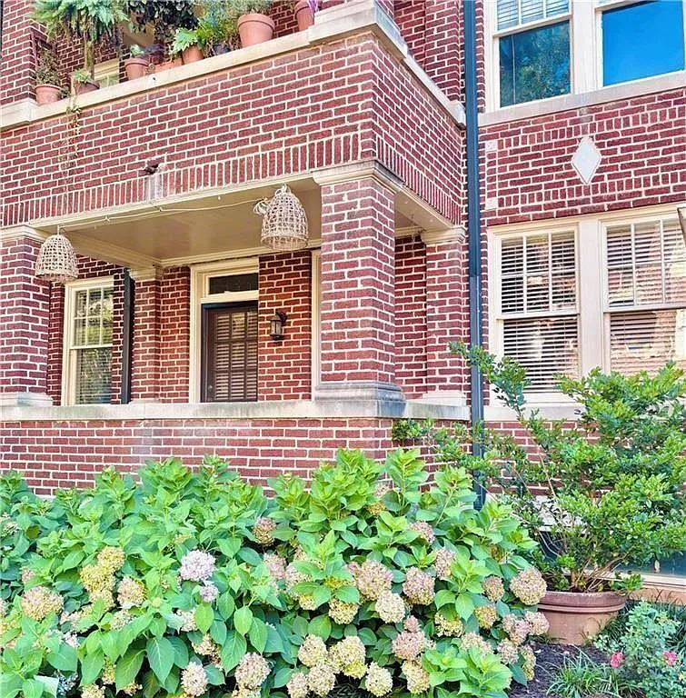 2 bed, 1.0 bath, 1005 sqft, $2,750 — Photo 2