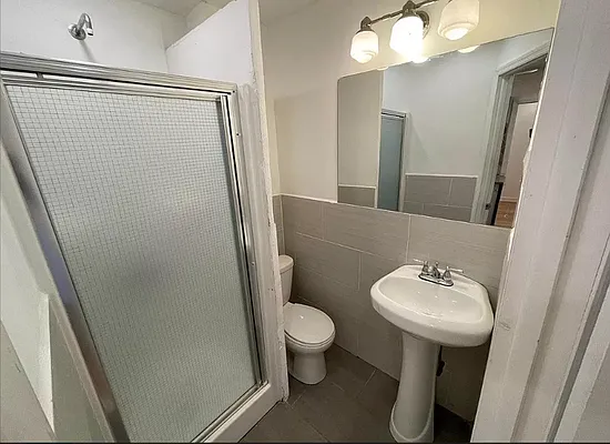 Rented by KNOCKKNOCK LLC | media 12