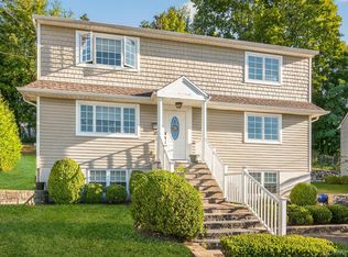 10 Lee Gray Ct, Glen Cove, NY 11542