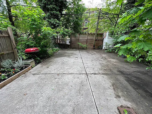 Rented by Tapiro Realty | media 18