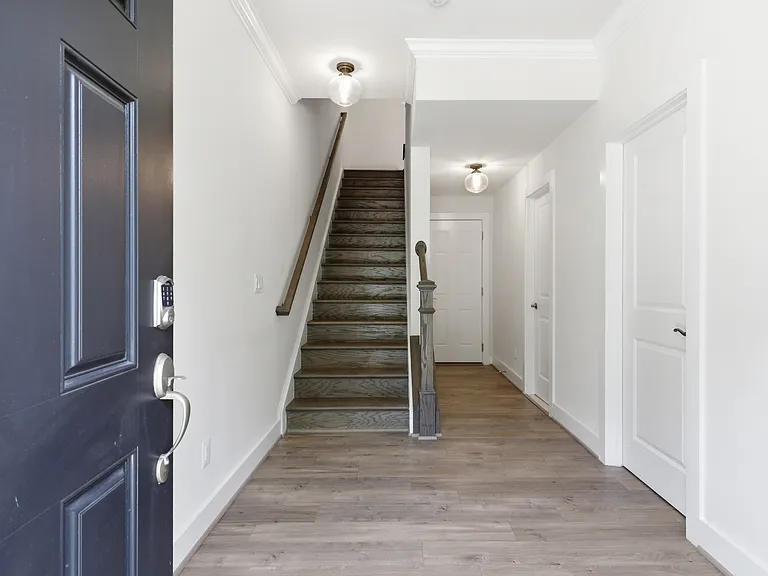 2252 S Glebe Rd — Photo 2
