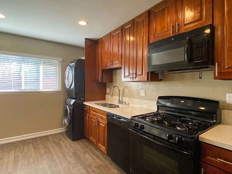CG - Euclid Apartments — Photo 4