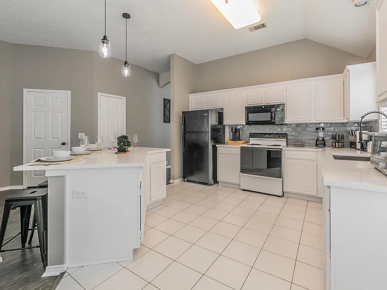 7017 Chateau Dr — Photo 27
