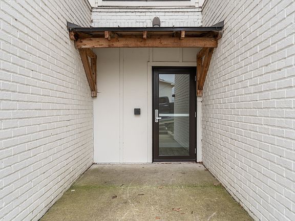 4th image of 959 44th Ave N