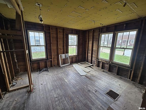 5th image of 622 W Walnut St