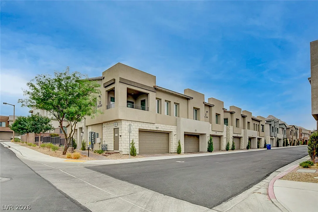 3 bed, 3.0 bath, 1771 sqft, $3,200 — Photo 3