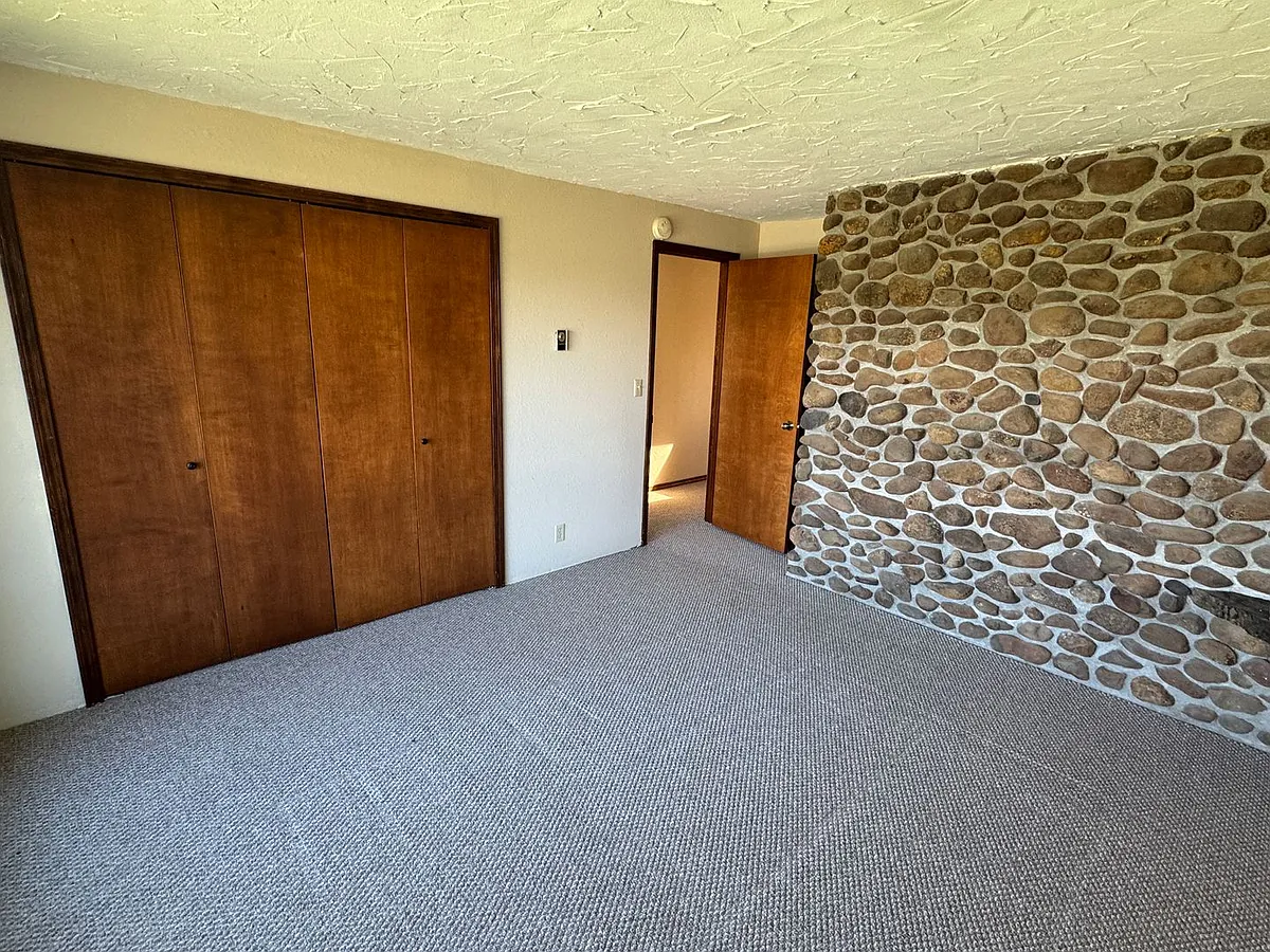 Building Photo - 225 Mission View Dr