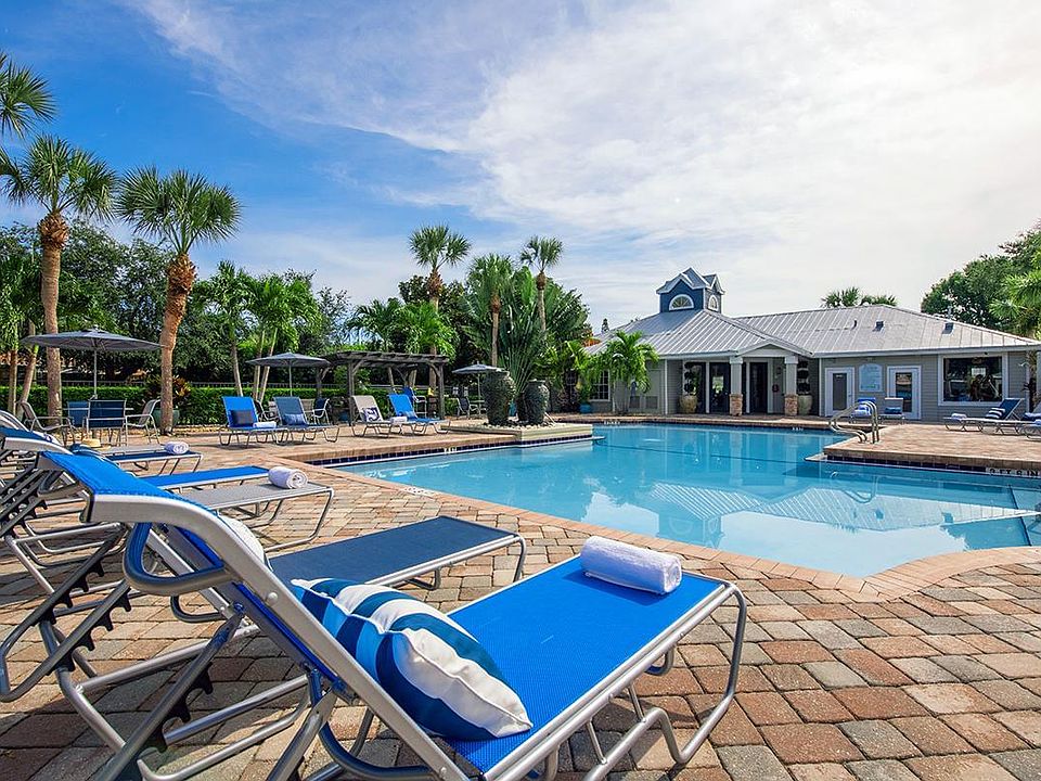Take a dip in our resort-style pool or lay out on our expansive sundeck.