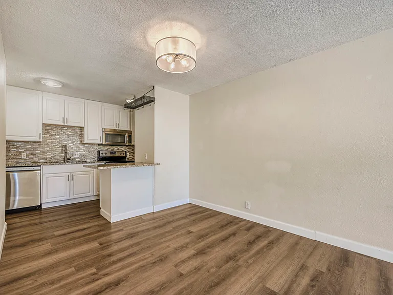 2500 S York St — Photo 2