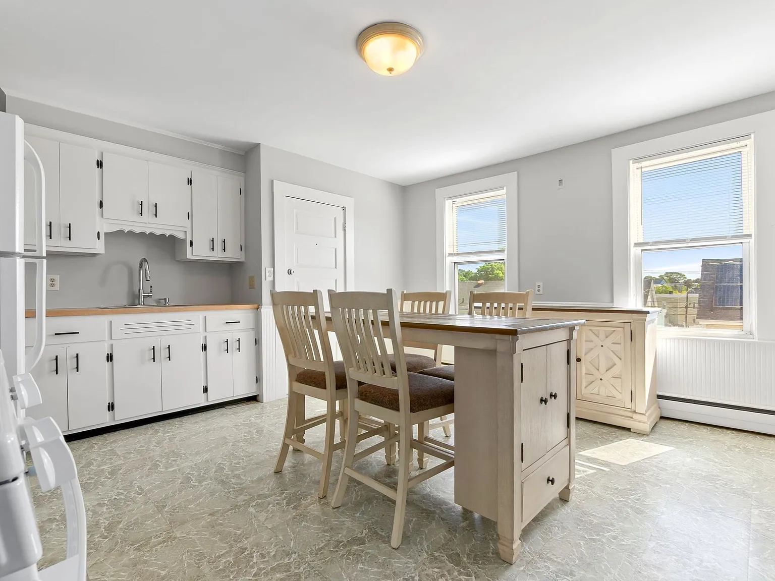 3 bed, 1.0 bath, 1140 sqft, $2,500 — Photo 2