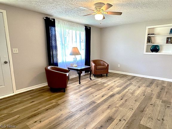3rd image of 2065 Vincent Dr