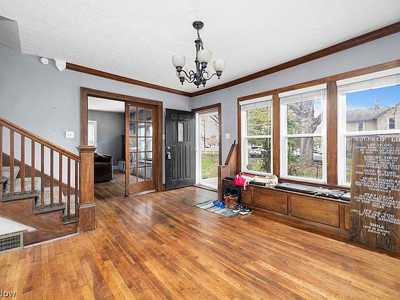 3rd image of 833 Eastwood Ave
