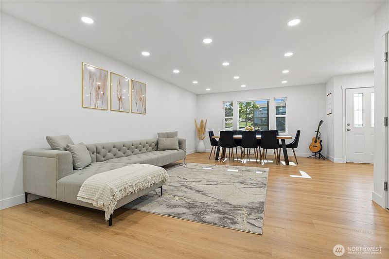 4th image of 2086 Thornton St