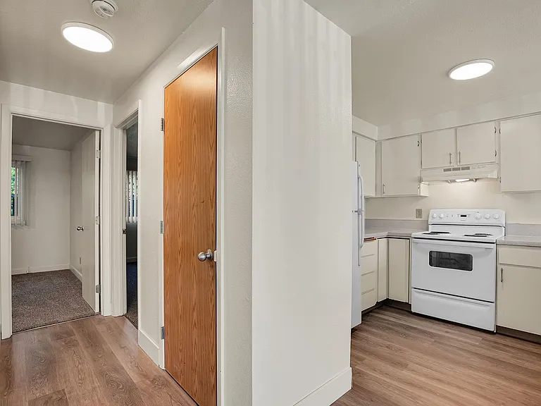 Garden Court Apts. — Photo 38