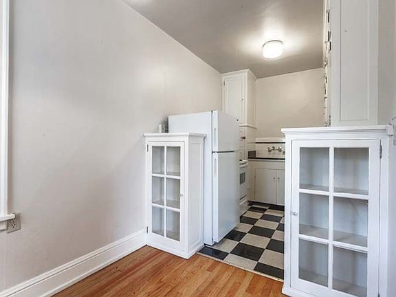 4th image of 831 SW Vista Ave #5c09d4465