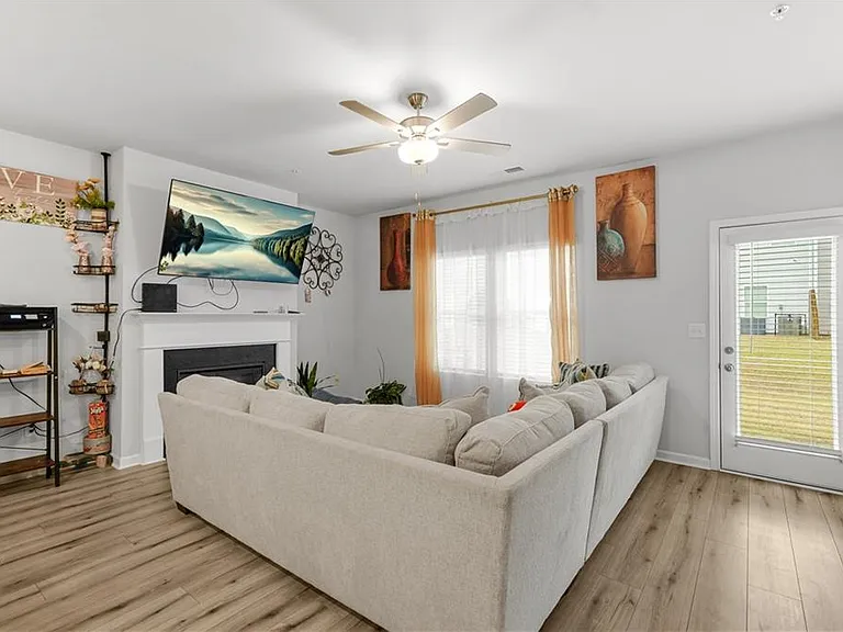 11649 Mendenhall Ct — Photo 10