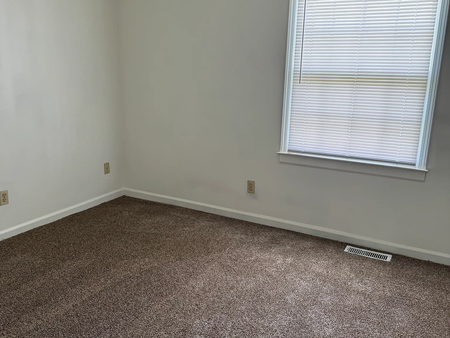 3 bed, 1.5 bath, 1348 sqft, $1,295 — Photo 3