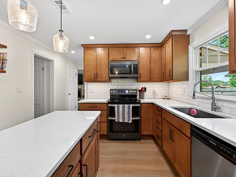101 Davis Rd — Photo 17