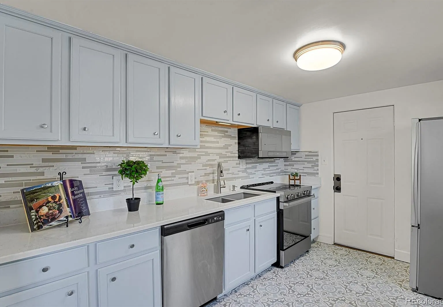 2 bed, 581 sqft, $2,500 — Photo 3
