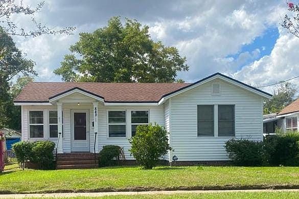 1st image of 842 Mackinaw St