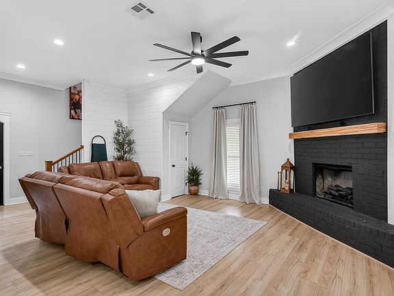 5th image of 564 Middleton Rd