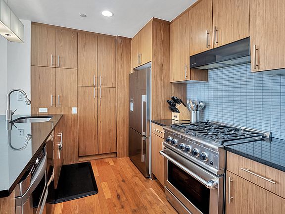 4th image of 549 Borden Ave APT 4B