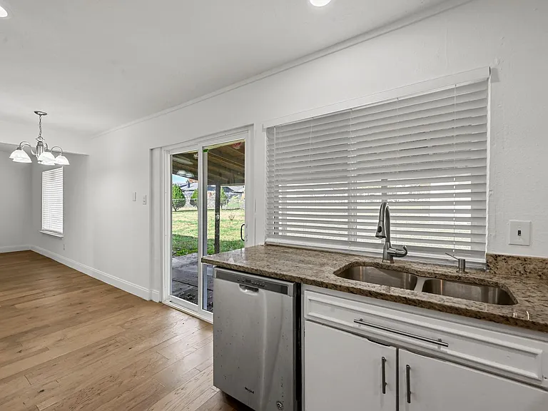2029 Greenwood Rd — Photo 3