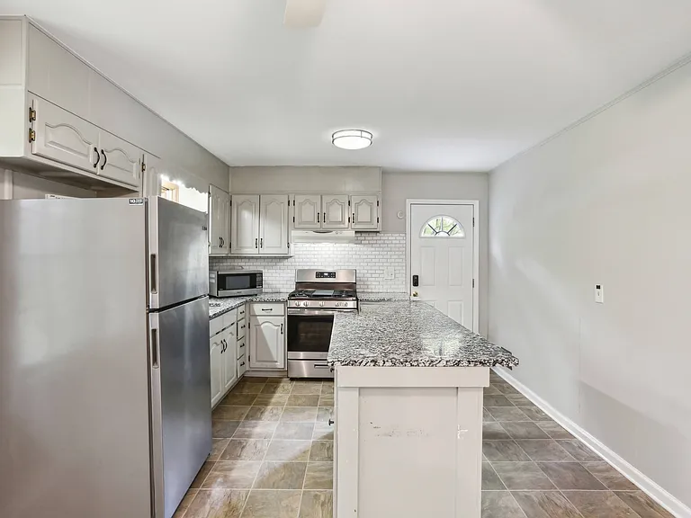 3319 Charlotte Cir SE — Photo 3