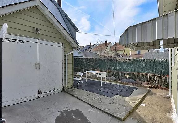 3rd image of 15918 Grand Central Pkwy